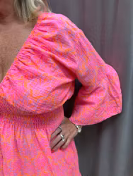 Lotta neonrosa volangklänning