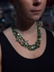 Grönt halsband med snäckskal