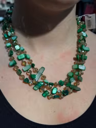 Grönt halsband med snäckskal