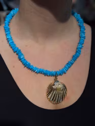 Turkos halsband med snäckskal