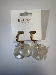 Örhängen med vita löv