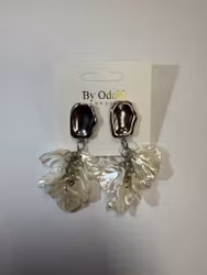 Silvriga örhängen med vita löv