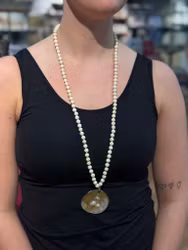 Långt beige halsband med pärlor