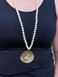 Långt beige halsband med pärlor