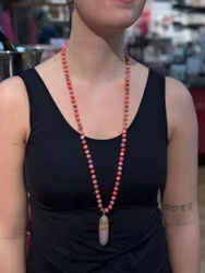 Långt rosa halsband med sten