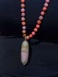 Långt rosa halsband med sten