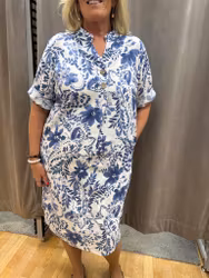 Vit linneklänning med blå blommor