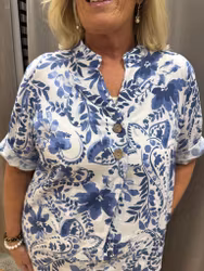 Vit linneklänning med blå blommor