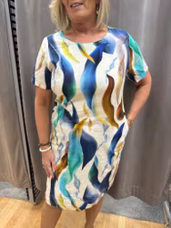 Linneklänning med gröna och blå blad