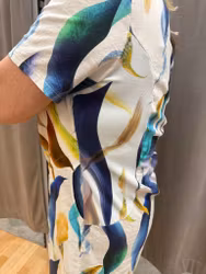 Linneklänning med gröna och blå blad