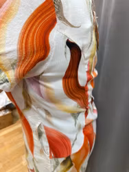 Linneklänning med gröna och orangea blad