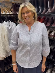 Blå och vit randig blus med fina detaljer