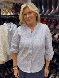 Blå och vit randig blus med fina detaljer