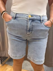 Ljusblå jeansshorts