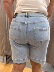 Ljusblå jeansshorts