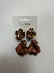 Örhängen bruna löv med stenar