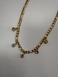 Guldigt halsband med pastell stenar