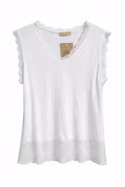 Vitt linne med spetskant