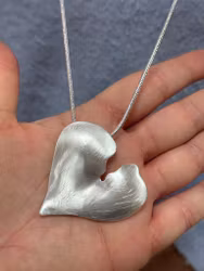 Halsband med silvrigt hjärta