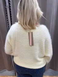 Gul fluffig stickad tröja