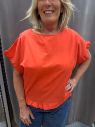 Röd holkärmsblus med volanger