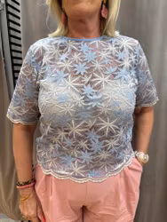 Blå t-shirt i spets med blommor