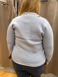 Ljusblå kofta med vita detaljer