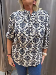 Mönstrad blus i beige och marinblått