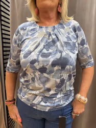 Blå mönstrad t-shirt med drapering