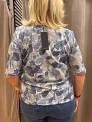 Blå mönstrad t-shirt med drapering