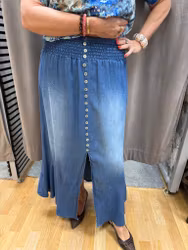 Jeanskjol med smock och dekorativa knappar