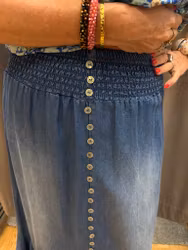 Jeanskjol med smock och dekorativa knappar