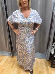 Mönstrad viskosklänning i blått/beige