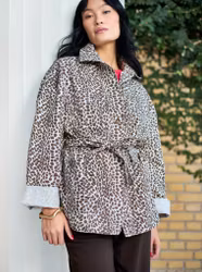 Mönstrad oversize jacka med knytband