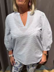 Ljusblå v-ringad bomullsblus med trekvartsärm