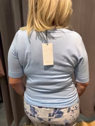 Ljusblå tunnstickad t-shirt