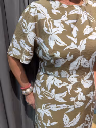 Khakifärgad klänning med vita blommor