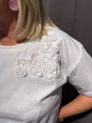 Vit t-shirt med 3D blommor