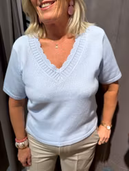 Blå stickad t-shirt med fina detaljer