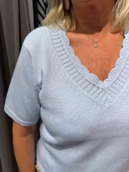 Blå stickad t-shirt med fina detaljer