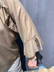 Khaki färgad blus med volanger