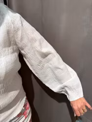 Vit blus i smock med ballong ärm