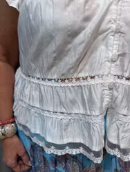 Vit ärmlös blus med spetsdetaljer