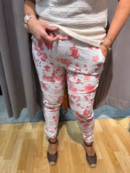 Vita magiska byxor med ljusröda blommor