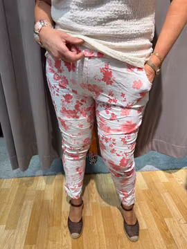 Vita magiska byxor med ljusröda blommor