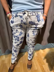 Vita magiska byxor med blå blommor