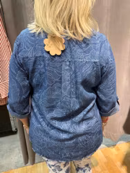 Jeansblå mönstrad blus