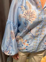 Tunn mönstrad blus med ballongärm