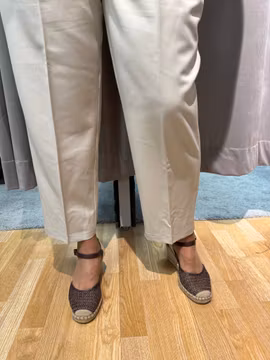 Beige kostymbyxor i ankellängd