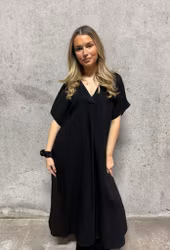 Lovis svart klänning